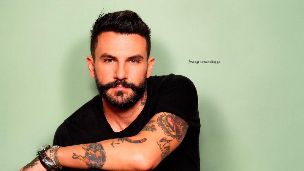 Wagner Santiago olhando de maneira séria para a frente.