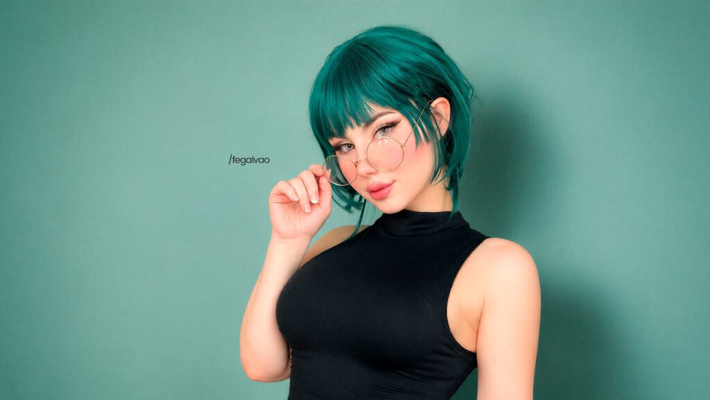 Fe Galvão fazendo um cosplay de maki (jujutsu kaisen) está olhando para frente com a mão direita no óculos.
