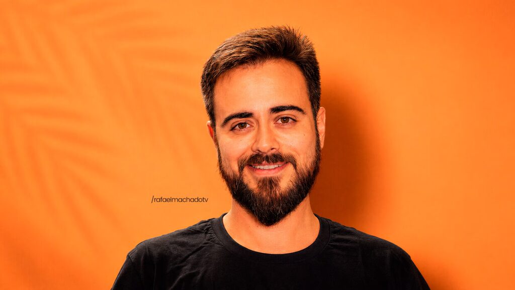 Rafael Machado olhando com um semblante feliz.