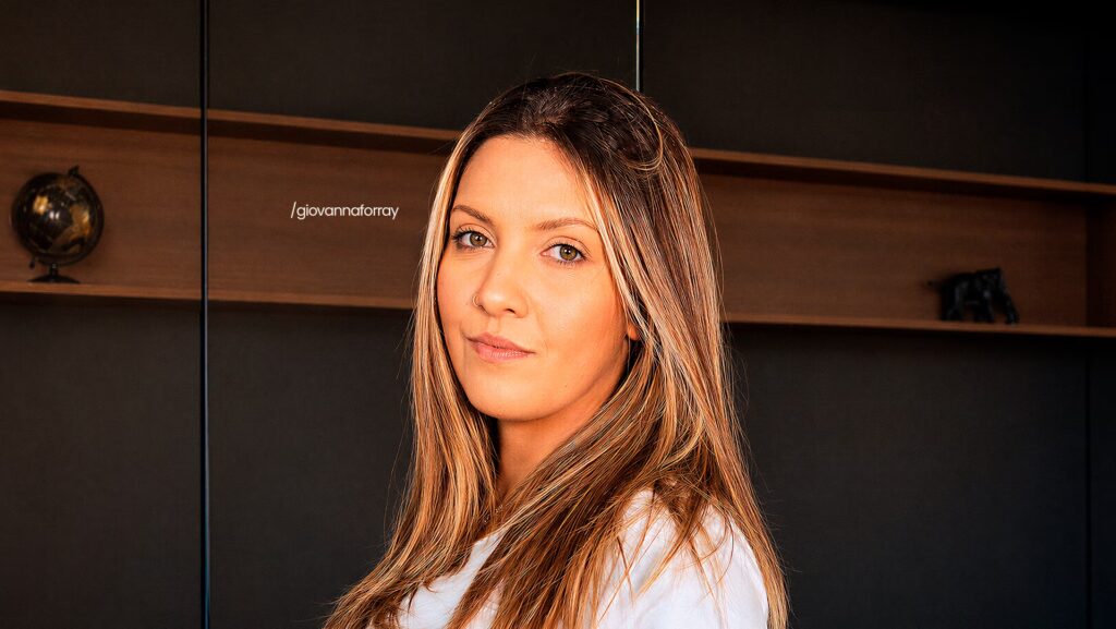 Giovanna Forray olhando para a frente.