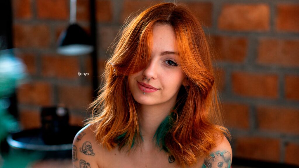 Jany está olhando fixamente para frente.