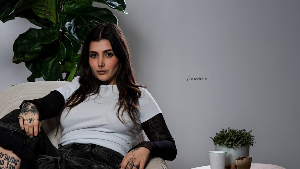 Luísa Valotta sentada num sofá.