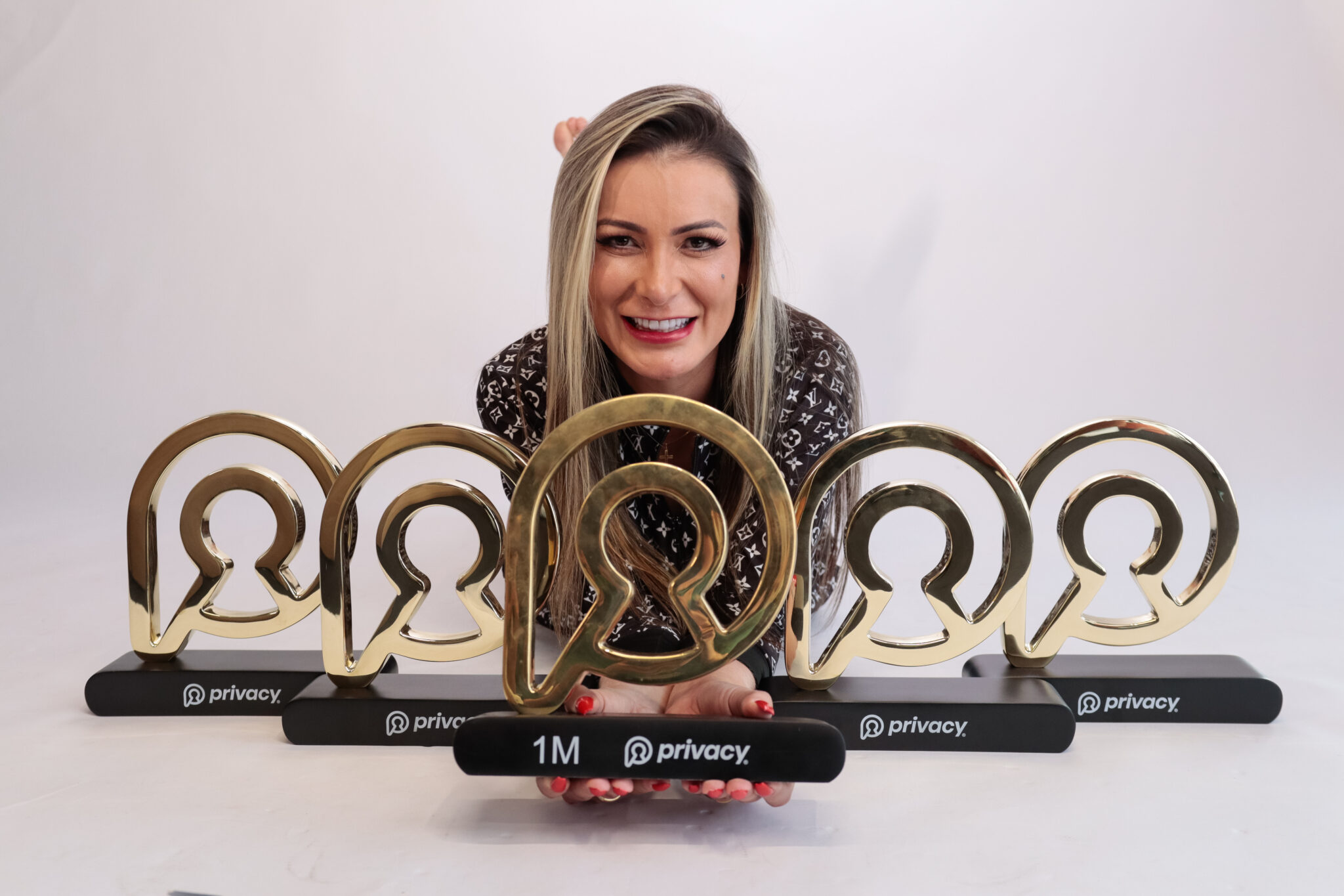 Andressa Urach recebendo o prêmio de recordista do Privacy em 2024