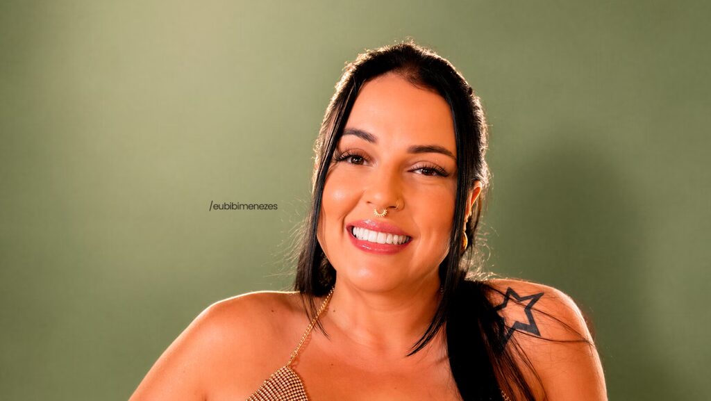 Faby Menezes sorrindo.