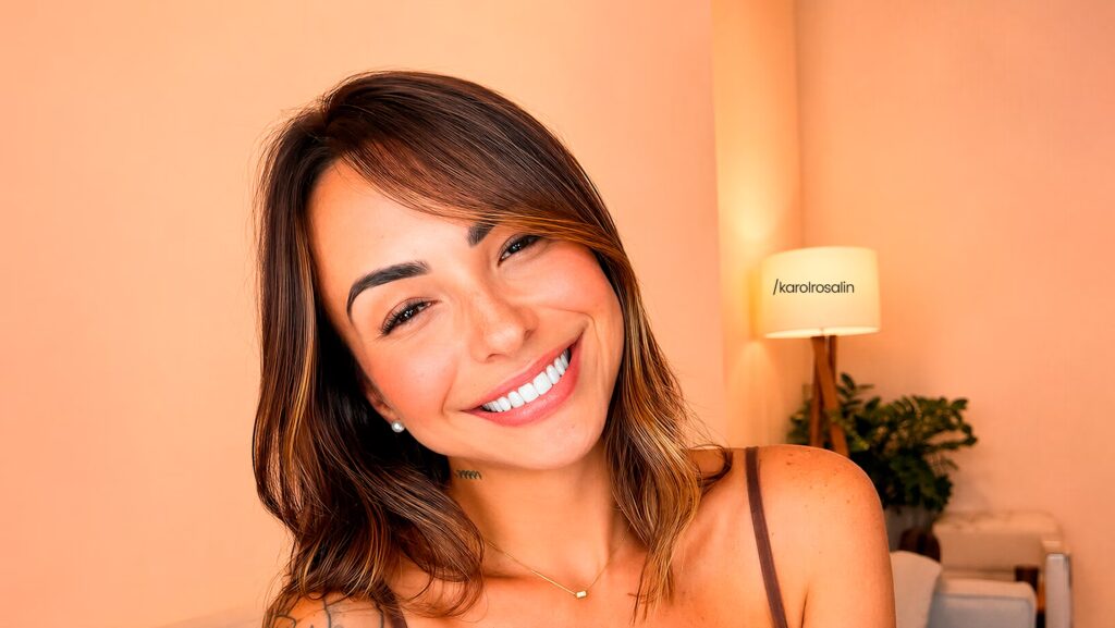 Karol Rosalin sorrindo. Ela está com a cabeça um pouco inclinada para a esquerda.
