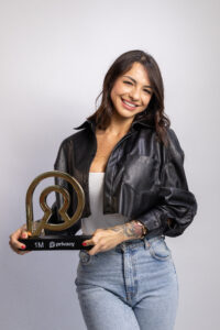 Karol Rosalin celebra seu primeiro milhão na Privacy