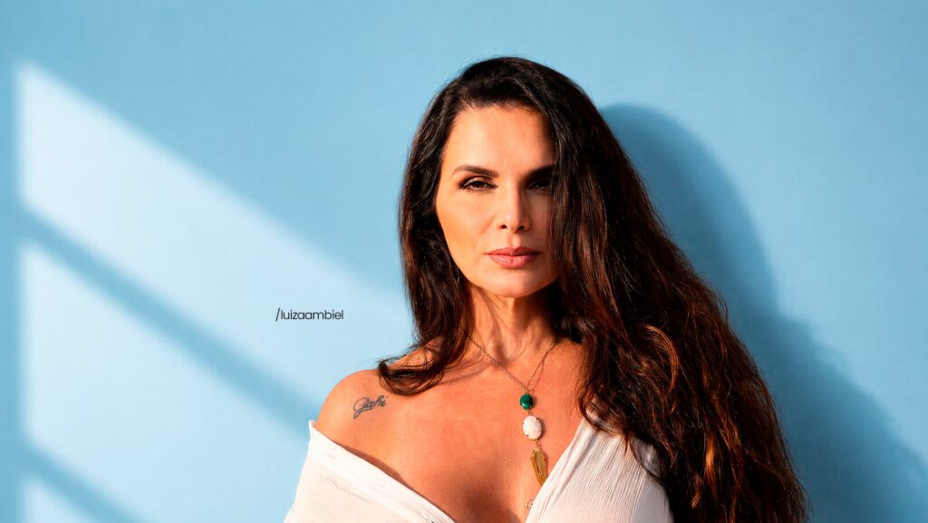 Luiza Ambiel olhando de forma séria para frente.