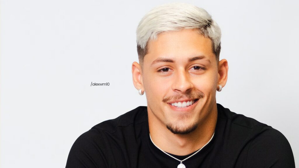 Alex Mendes olhando para a camera e sorrindo