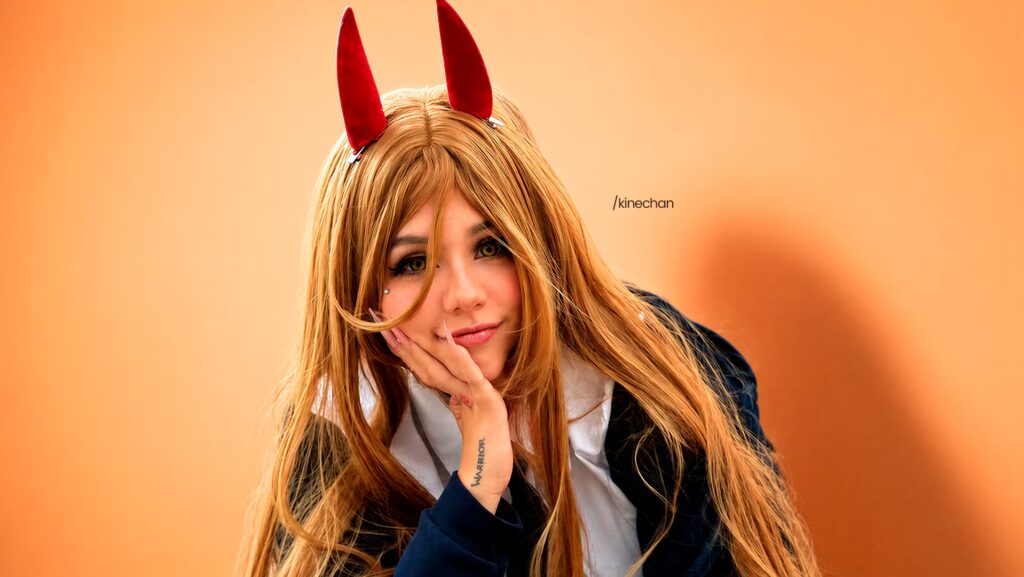Kine Chan fazendo cosplay da personagem Power do anime Chainsaw Man