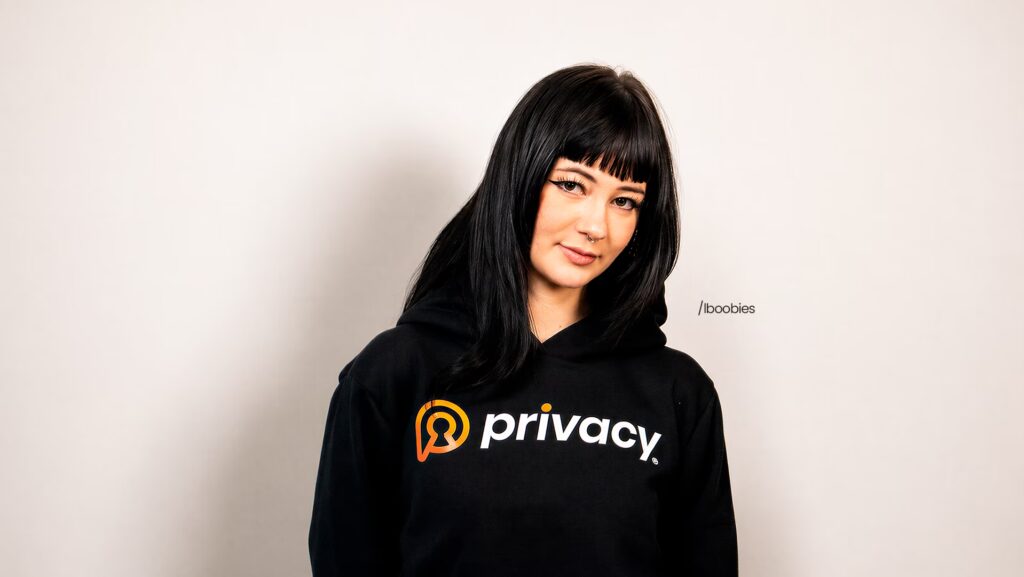 Bruna dos Anjos utilizando um moletom da privacy e sorrindo.