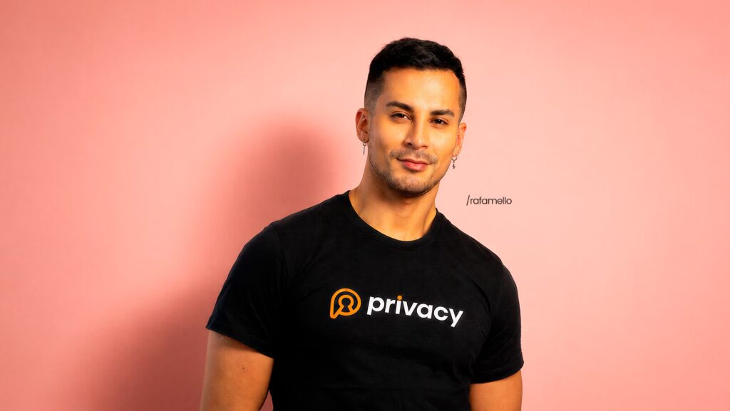 Rafael Mello utilizando uma camisa da Privacy