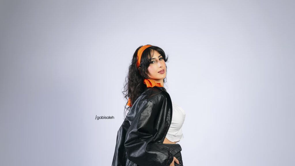 Gabi Saleh de lado olhando para a foto.