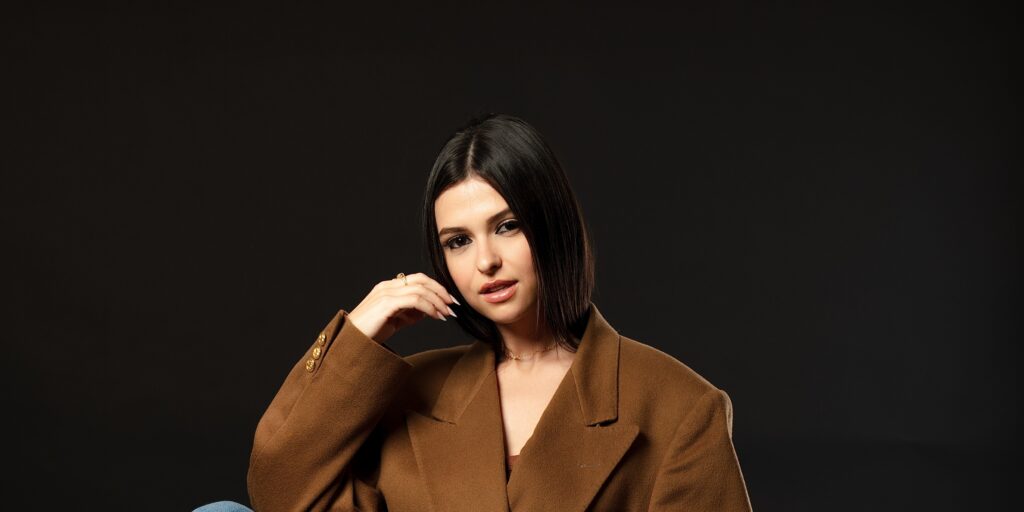 Camila Lopes: da recepção hospitalar ao sucesso na Privacy