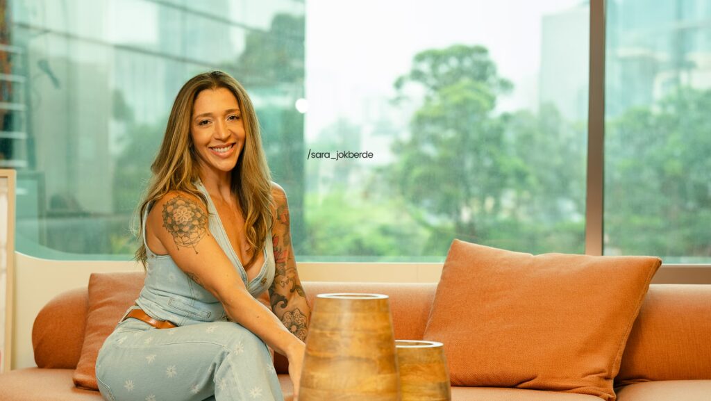 Sara Jokberde esta sentada com as pernas cruzadas em um sofá no escritório da Privacy