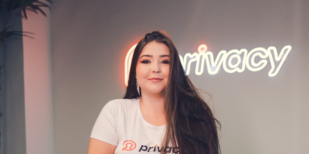 Sucesso na Privacy leva Flora Favaretto até a TV