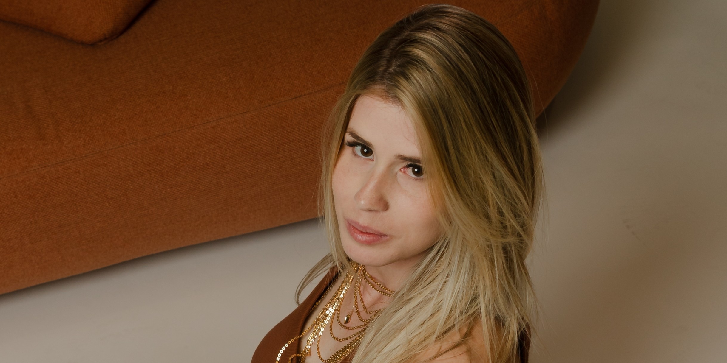 Aline Novak cria perfil gratuito de sucesso na Privacy