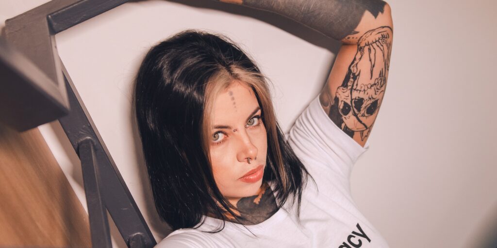 Entre música, tatuagens e games, Marjo constrói identidade própria na Privacy