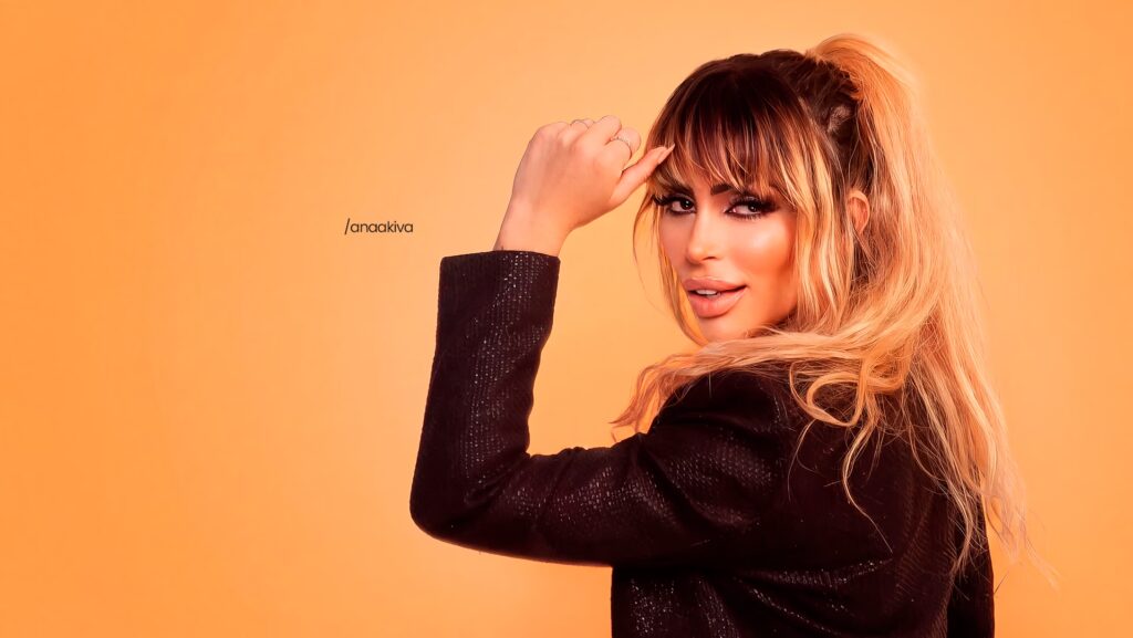 Influencer Ana Akiva com um braço levantado na altura da cabeça