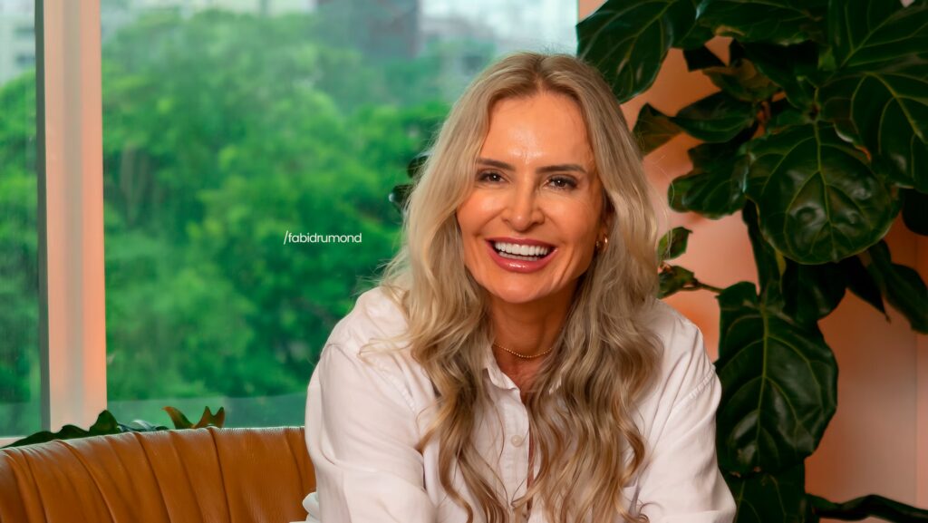 Fabi Drumond sentada