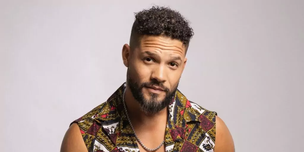 Juninho posando para a câmera