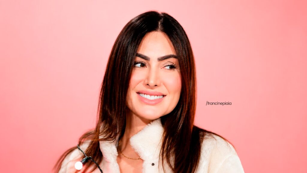 Francine Piaia olhando pra frente. Ela está sorrindo.