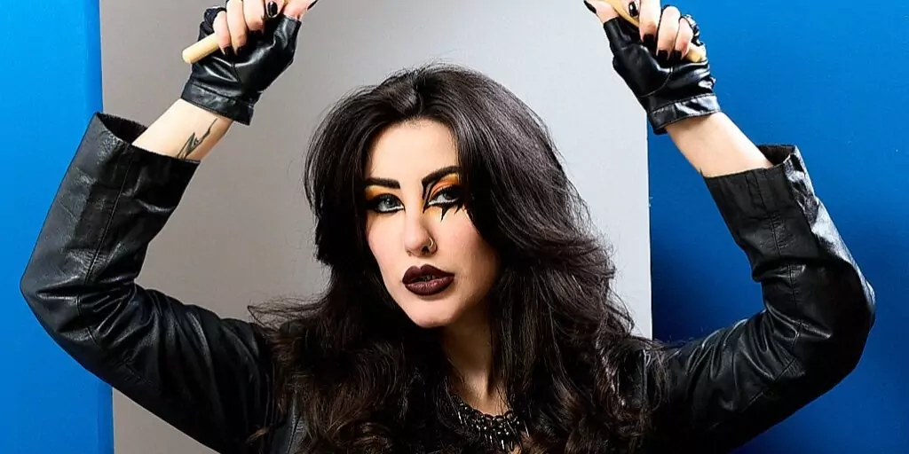 Influenciadora Alexia Loren posando enquanto toca bateria