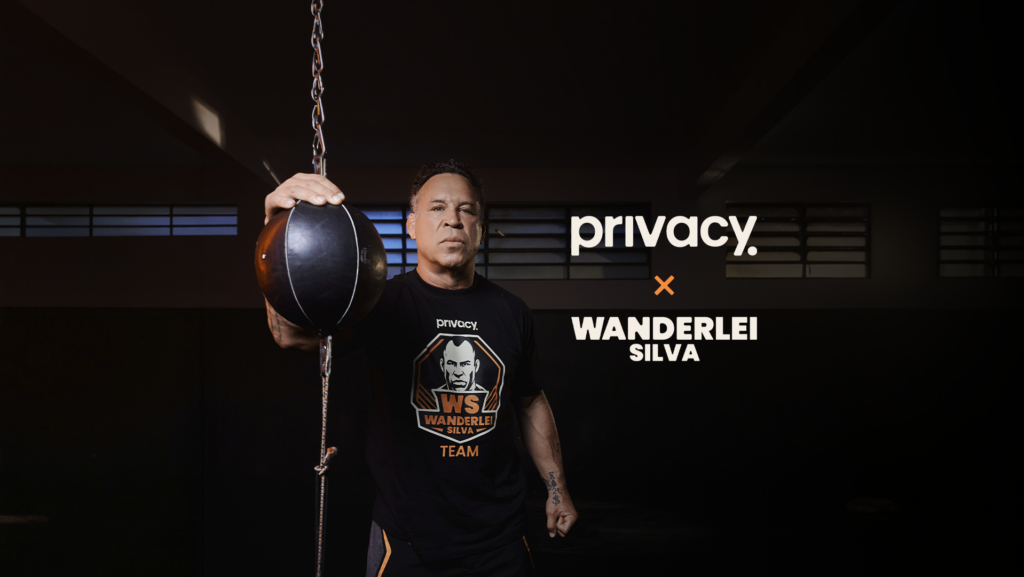 Wanderlei Silva posando enquanto segura uma bola de reflexo