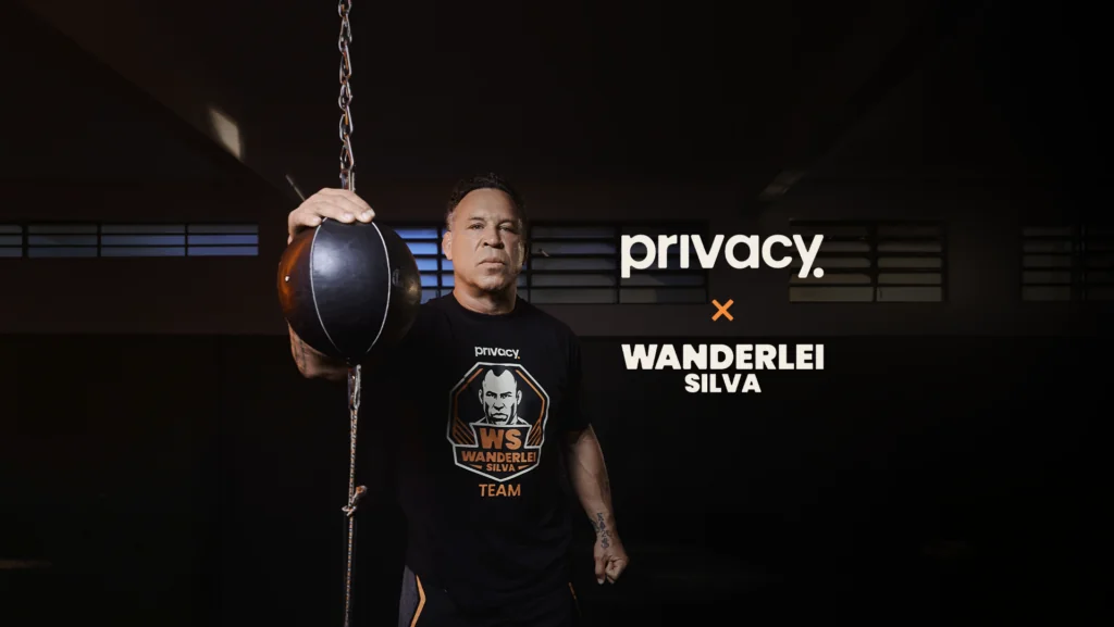 Wanderlei Silva posando enquanto segura uma bola de reflexo